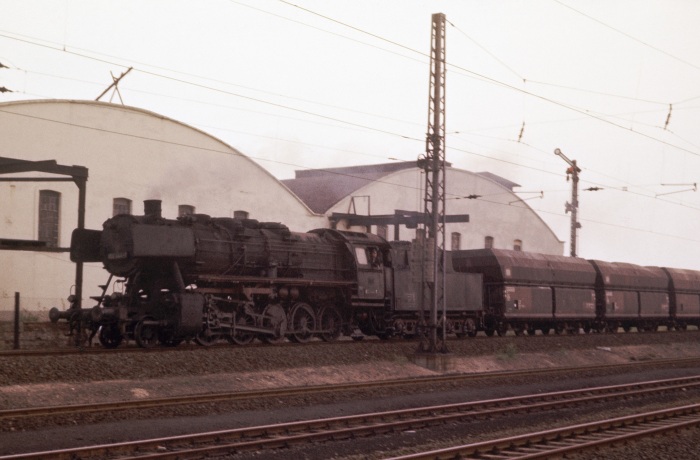 052 444 mit Erzwagen- (oder Kohle? - jedenfalls Selbstentladewagen) - Güterzug aus Richtung Braunschweig nach Westen fahrend, kurz vor Lehrte, um 07:30h am 24.06.1975