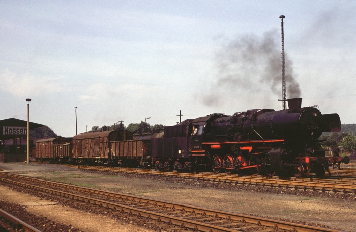 50 1432 vor Güterzug im Bahnhof Nossen, 15.08.1978