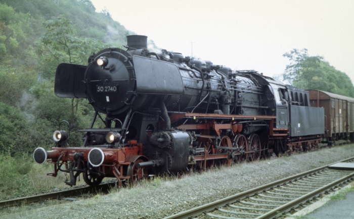 50 2740 mit Güterzug in Winnweiler (Alsenz), am 04.10.2005