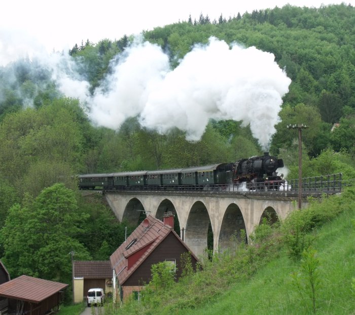 50 2740 mit Personenzug Schorndorf->Welzheim auf dem bekannten Viadukt bei Steinbach-Siedlung hinter Klaffenbach, um 13:41h am 13.05.2010