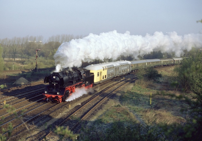 50 3545 mit VLV-Sonderzug bei Lübeck-Moisling, 07.04.1990