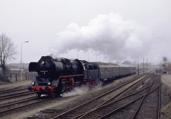 50 3545 mit Sonderzug Ausfahrt Neustadt/Glewe, 09.03.1991