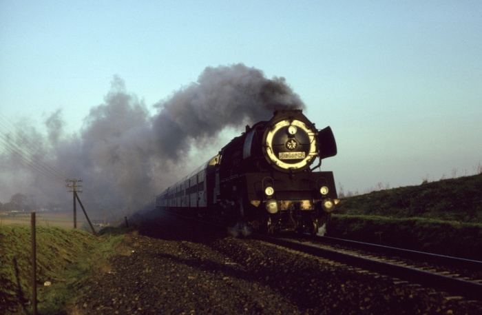 50 3552 mit P 16471 aus Richtung Wernigerode kommend vor Halberstadt, 18.04.1982