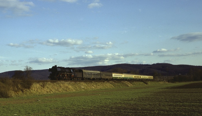 50 3606 mit D 649 aus Wernigerode vor Minsleben, 18.04.1982