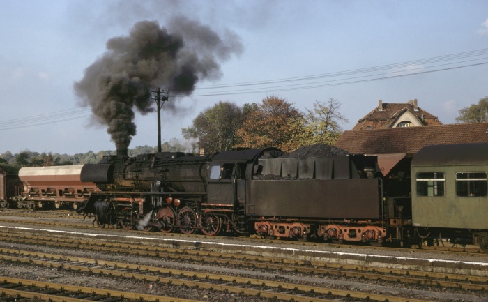 50 3701 mit P 6450 in Beetzendorf, 25.10.1982