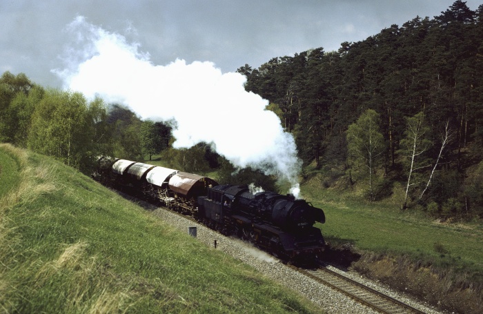 50 3553 mit Güterzug zwischen Langenstein und Börnecke, 08.05.1984