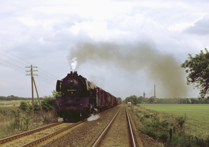 50 3559 vor Güterzug bei Andersleben, 22.05.1988
