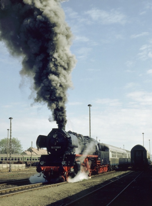 50 3708 hat soeben den VBV-Sonderzug nach Wernigerode gebracht und setzt jetzt im Bahnhof um, am 08.04.1990