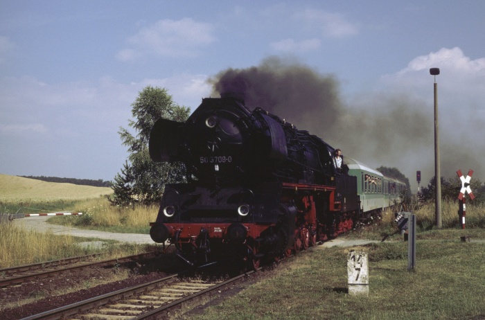 50 3708 mit RB 37572 in Börnecke, 17.07.1999