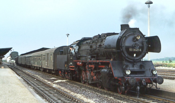 50 3645 vor Personenzug im Bahnhof Wegeleben, am 26.08.1978