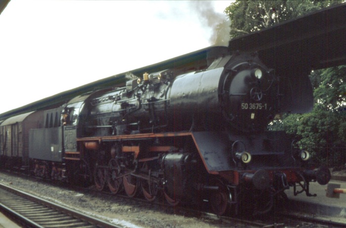 50 3675 vor Personenzug im Bahnhof Wegeleben, am 26.08.1978