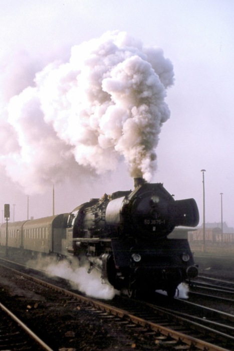 50 3675 vor Personenzug Abfahrt in Halberstadt, im März 1979