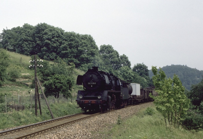 50 3536 mit Güterzug Richtung Döbeln kurz vor der Mulde-Brücke hinter Gleisberg-Marbach, um 13:47h am 18.06.1982