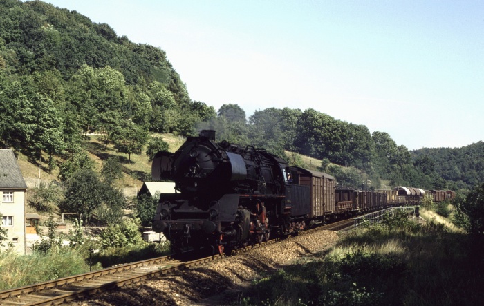 50 3540 mit Güterzug bei Roßwein, 03.09.1982