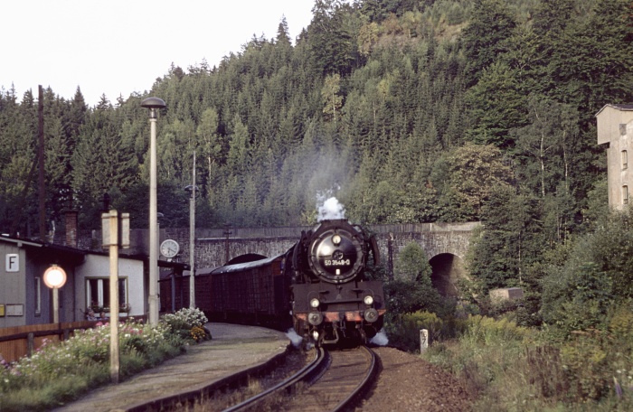50 3548 Güterzug im Zschopautal bei Warmbad, 04.09.1982
