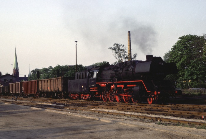50 3698 vor Güterzug in Hainichen, 17.05.1983