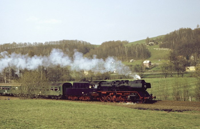 50 3519 mit P 3605 bei Wilkau-Haßlau, 29.04.1984
