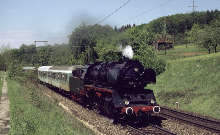 50 3545 mit Sonderzug Richtung Amstetten bei Gingen (Fils), am 11.05.1997