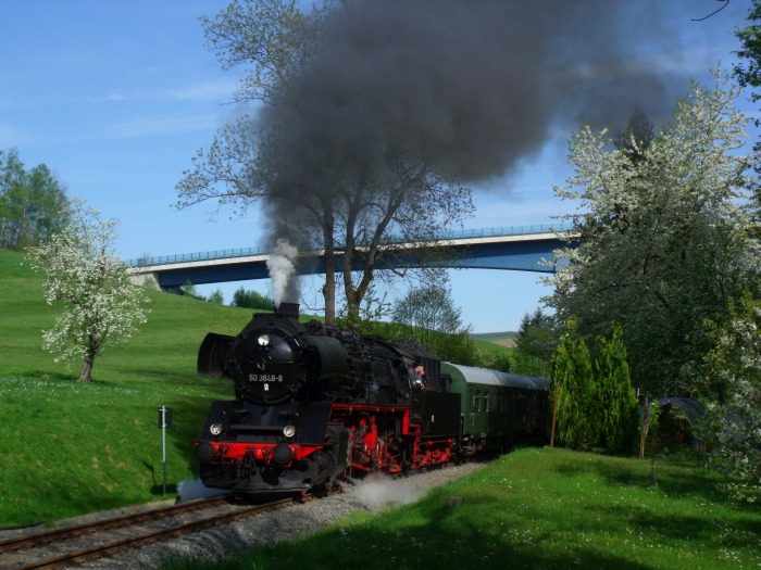 50 3648 mit Zug Nr.62277 der Erzgebirgischen Aussichtsbahn (Schwarzenberg->Annaberg-Buchholz), hinter der Ausfahrt Markersbach, um 9:36h am 28.04.2018