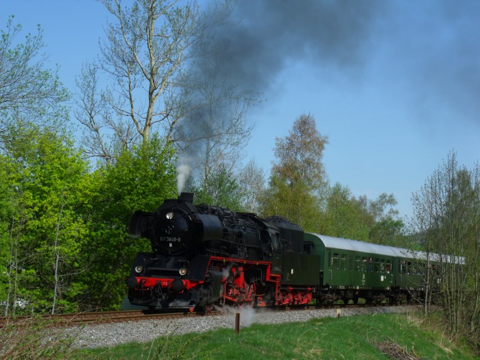 50 3648 mit Zug Nr.62277 der Erzgebirgischen Aussichtsbahn (Schwarzenberg->Annaberg-Buchholz), hinter Walthersdorf, um 10:33h am 28.04.2018