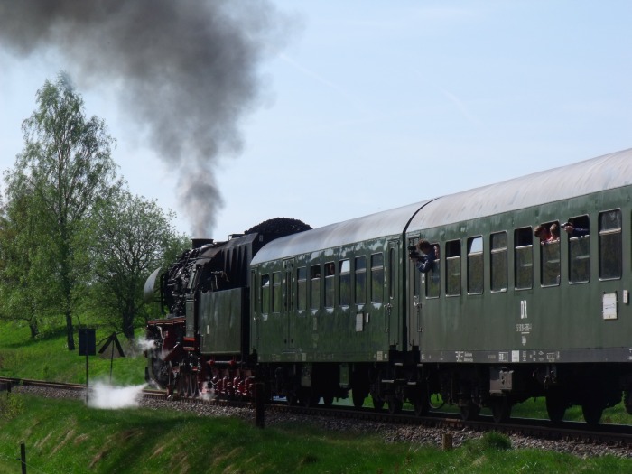 50 3648 mit Zug Nr.62277 der Erzgebirgischen Aussichtsbahn (Schwarzenberg->Annaberg-Buchholz), hinter Walthersdorf, um 10:33h am 28.04.2018