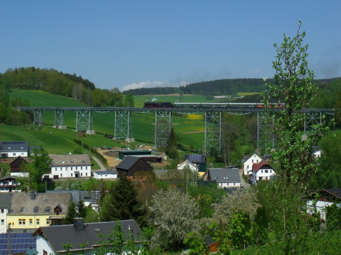 50 3648 mit EAB-Zug Nr.62282 (Schwarzenberg->Annaberg nachmittags) auf dem berühmten Markersbacher Viadukt, um 14:39h am 29.04.2018