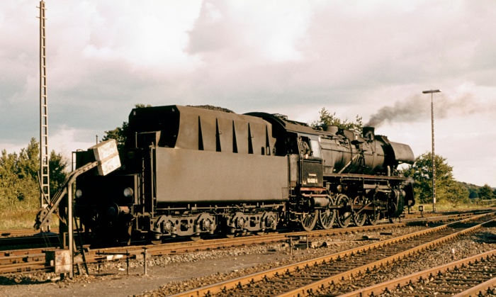 50 4082 fährt vor ihren Güterzug (Getreide-Gag) im Rbf Büchen am 11.10.1975