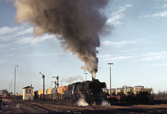 50 4062 mit Güterzug Ausfahrt Büchen, am 17.01.1976