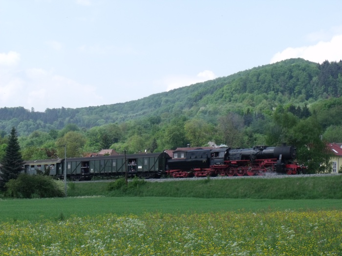 52 7596 mit Zug nach Welzheim bei Abfahrt hinter dem Haltepunkt Rudersberg- Oberndorf, um 13:45h am 01.05.2011