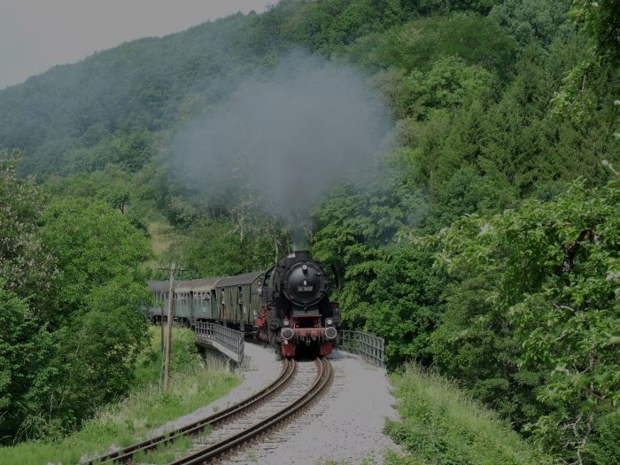 52 7409 mit Zug nach Welzheim auf dem kleinen Igelsbach-Viadukt vor Klaffenbach, um 10:41h am 29.05.2011