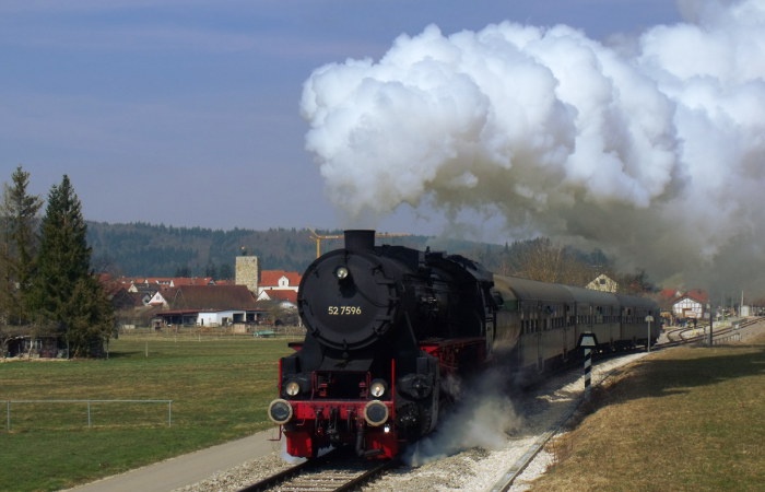 52 7596 „rast“ förmlich (und lautstark) mit ihrem kurzen Zug 503 (von Eyach nach Sigmaringen) im Bahnhof Jungnau nach Wasserhalt los, um 12:27h, am 01.04.2013