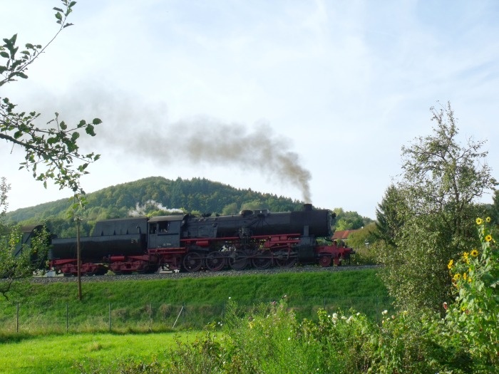 52 7596 mit Zug nach Welzheim, erneut schön laute Ausfahrt Oberndorf, um 16:32h am 28.09.2014