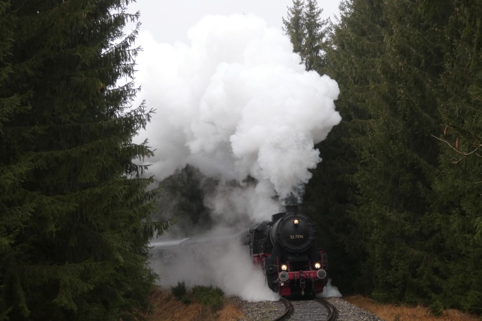 52 7596 mit Zug aus Tübingen nach Gerstetten im Wald hinter Amstetten am unteren Benzwang, um 12:58h am 05.01.2020