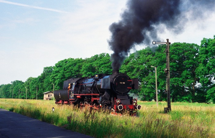 Ty2‑406 beim Umsetzen in dem ehemals ziemlich großen und im Dornröschenschlaf versunkenen Bahnhof Konotop, um ca.9:40h am 06.07.1995