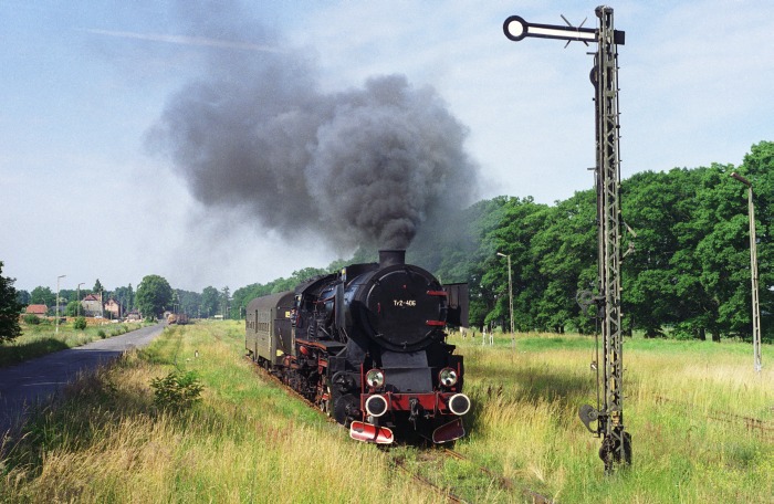 der vormittägliche Güterzug zurück von Konotop nach Wolsztyn findet heute ohne Güterwagen statt, und zwar hinter der Ty2‑406 nur mit dem Dienstwagen, um 9:45h am 06.07.1995