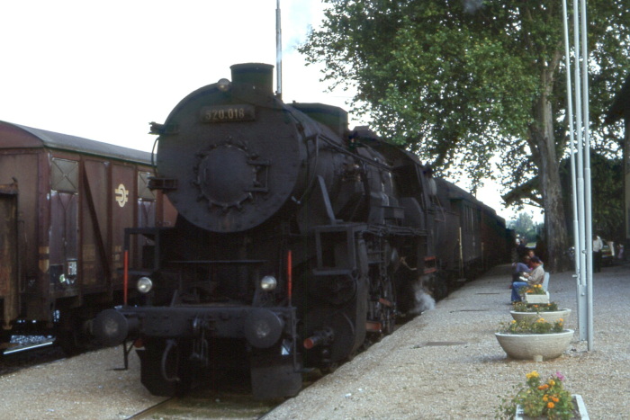 520.018 der GySEV im Bahnhof Neufeld (an der Leitha), im Juli 1978