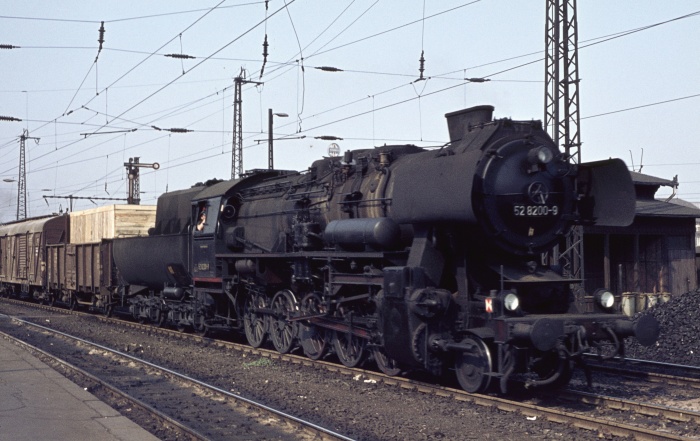 52 8200 mit Güterzug Richtung Bischofswerda rollt in Dresden-Neustadt ein, um 8:30h am 17.07.1976