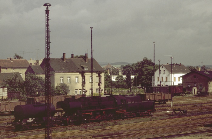 52 8200 Tv kam dann etwa 40 Minuten später mit nur einem Kesselwagen als Übergabe-Gz zurück im Bahnhof Löbau, fotografiert um 14:10h am 27.08.1981