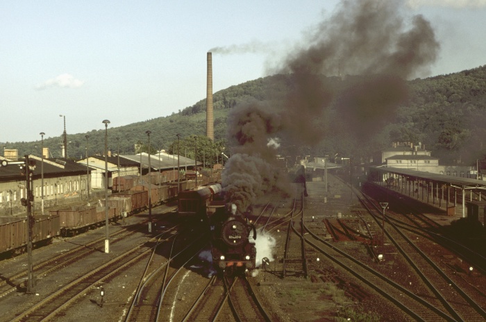52 8200 mit dem Nahgüterzug Richtung Seifhennersdorf, Ausfahrt Bf Löbau, um 17:40h am 27.08.1981