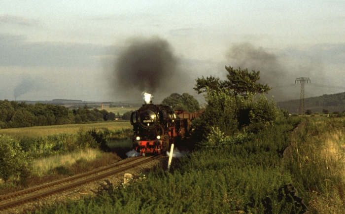 52 8106 mit Güterzug Löbau ->Bautzen bei Nechen, um 19:05h am 28.08.1981