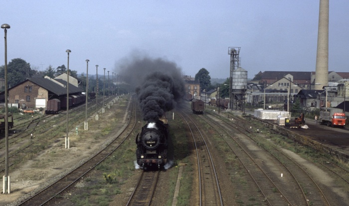 52 8064 mit Lgo 49511 Durchfahrt Radeberg, am 03.09.1982
