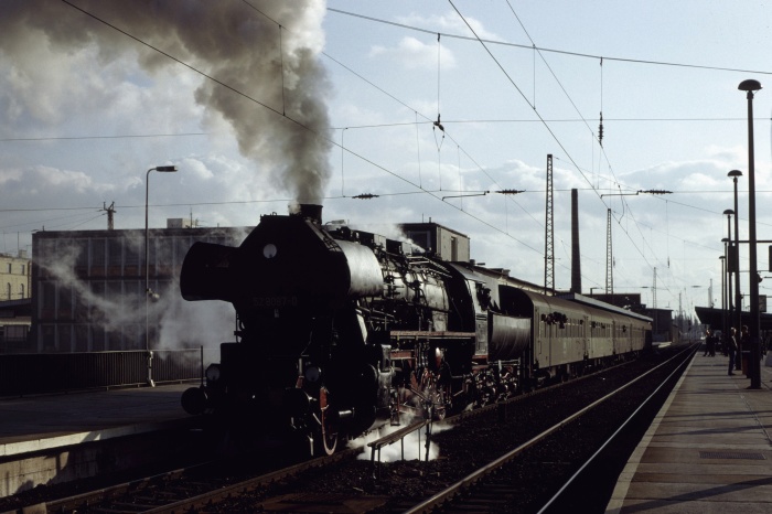 52 8087 mit N 3465 Abfahrt in Magdeburg Hbf, am 19.10.1991