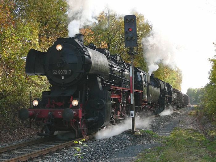 52 8079 + 52 8075 mit schwerem Güterzug Richtung Eisenach, direkt an der Ausfahrt von Marksuhl fotografiert, um 15:37h, am 13.10.2007