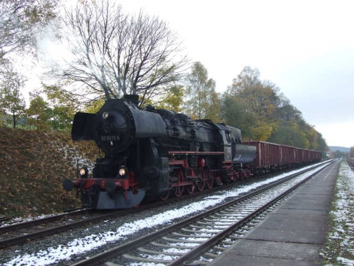 52 8075 vor leichtem “light”-Güterzug Richtung Eisenach, wartet in Marksuhl auf Kreuzung, um ca. 10:15h, am 31.10.2008