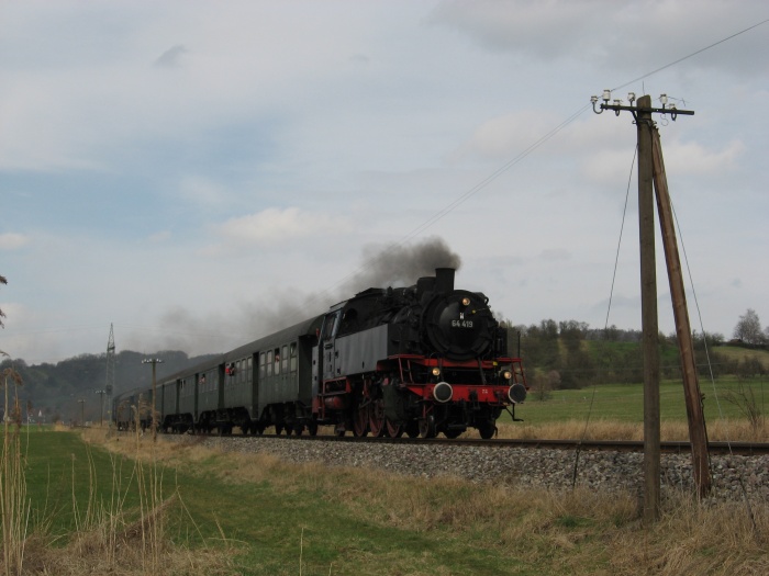 64 419 mit Zug Richtung Schorndorf in den Wiesen zwischen Michelau und Miedelsbach, um 13:36h am 24.03.2008
