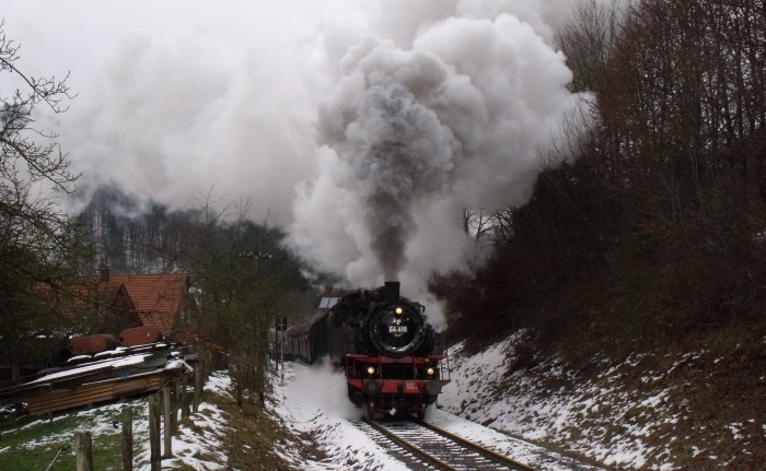 64 419 mit Zug →Welzheim, hinterm Steinbacher Viadukt (bei Klaffenbach), 10:45h am 12.12.2010