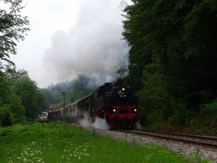 64 419 mit Zug Schorndorf→Welzheim, hinter dem Viadukt bei Laufenmühle, um 10:50h am 07.08.2011