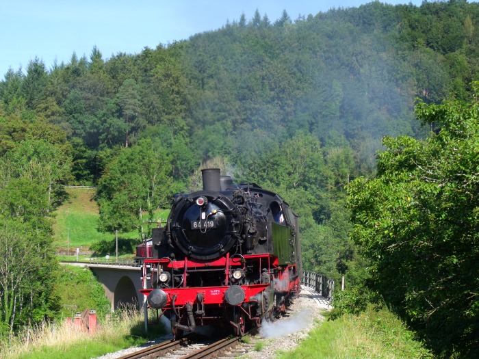 64 419 mit Zug Schorndorf→Welzheim, direkt am Strümpfelbachtal-Viadukt, um 10:16h am 14.08.2016