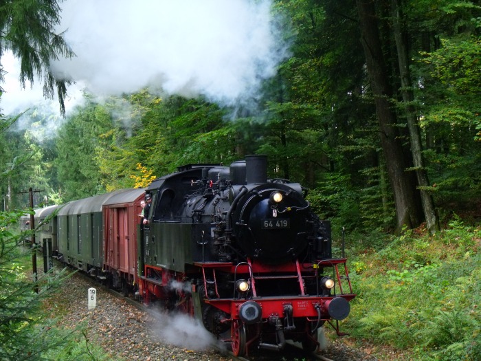 64 419 mit Zug Schorndorf→Welzheim, natürlich wieder kräftig geschoben von 212 084, im Wald unterhalb von Breitenfürst (bei Strecken-km 19,6), um 13:37h am 03.10.2017