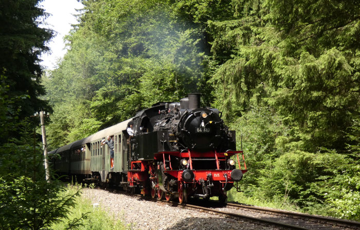64 419 vor Zug Schorndorf-→Welzheim (hinten Schub: 212 084 als V100 2084), im Wald zwischen Laufenmühle und Breitenfürst (km 18,4), um 14:48h am 27.06.2021